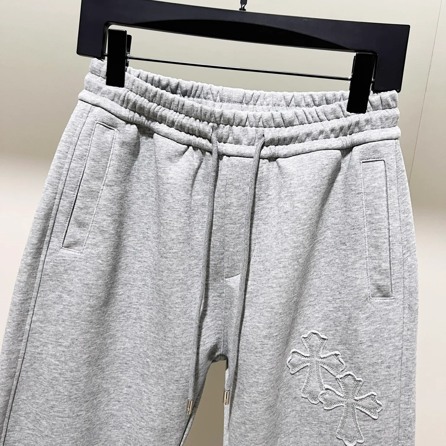 P260 chromehearts/Chrome Hearts selected 400g customized fabric sweatpants, patched horseshoe Sanskrit cross ✝️LOGO embroidery🪡 process, official synchronization, 1:1 original mold opening, fashionable personality, versatile trend, pure original quality, original washed fabric, tag, collar label, washed wheat, three complete labels, color: black, gray. Size: M-3XL